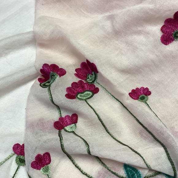 ELIZEBETH GILLETT colorful embroidered flower SHAWL - Picture 3 of 7